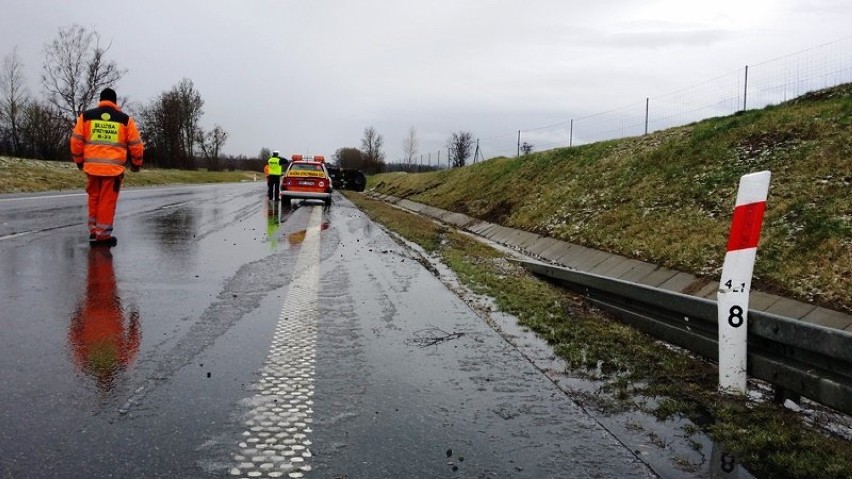 Wypadek w Braniewie. Rosjanin uderzył w skarpę