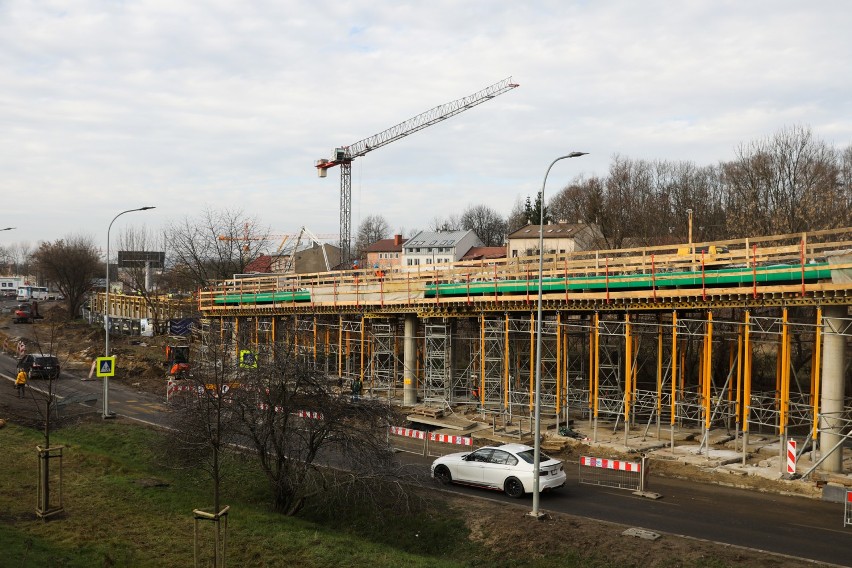 Kraków. Zobacz, jak postępują prace związane z budową wielkiej kładki rowerowej wzdłuż ul. Kamieńskiego [ZDJĘCIA]