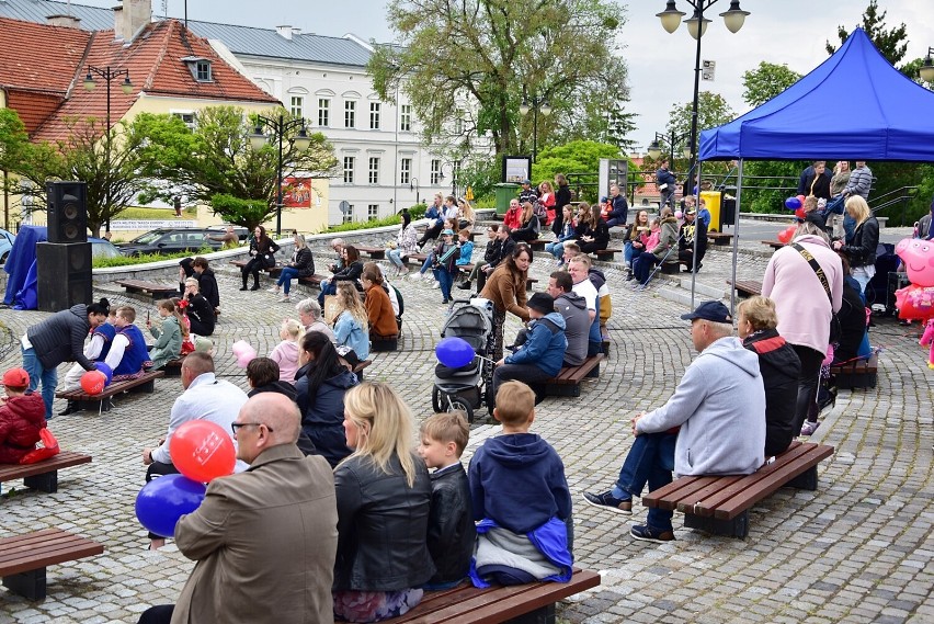 Kulturalny Dzień Dziecka odbył się na placu przed...