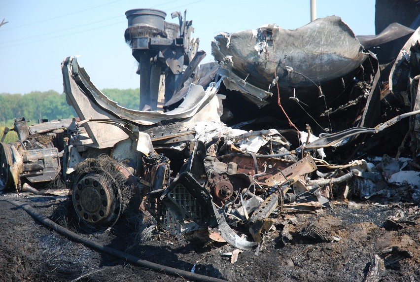 Smolice - Tragiczny wypadek: spaliły się trzy tiry, dwaj kierowcy nie żyją (FOTY)