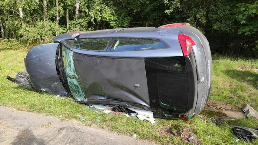 Wypadek na trasie Leszno – Góra. Auto wypadło z drogi i dachowało [ZDJĘCIA]