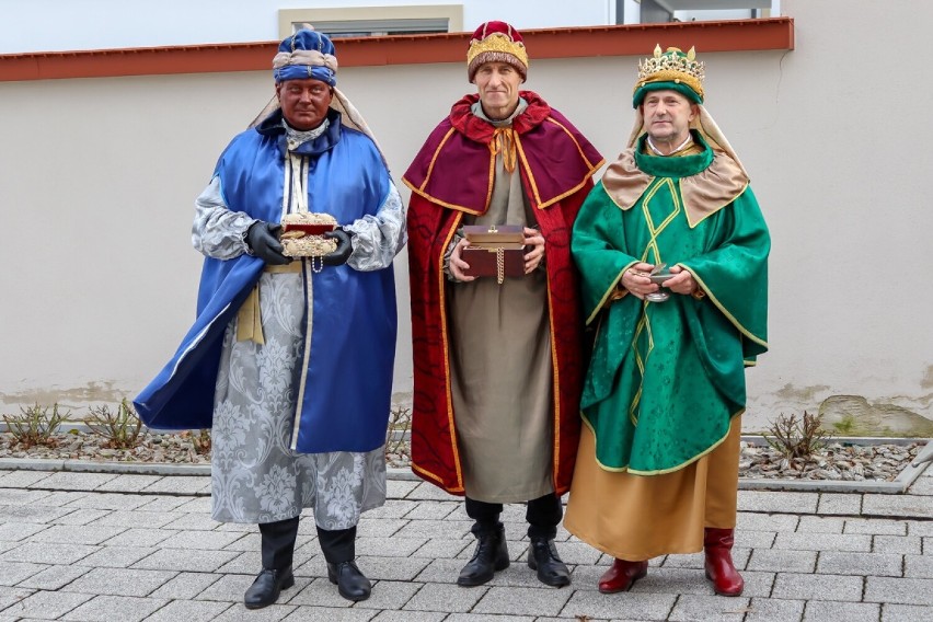 Orszak Trzech Króli w Parafii Wszystkich Świętych w Bobowej. W kościele wystąpili Lipniczanie  [ZDJĘCIA]