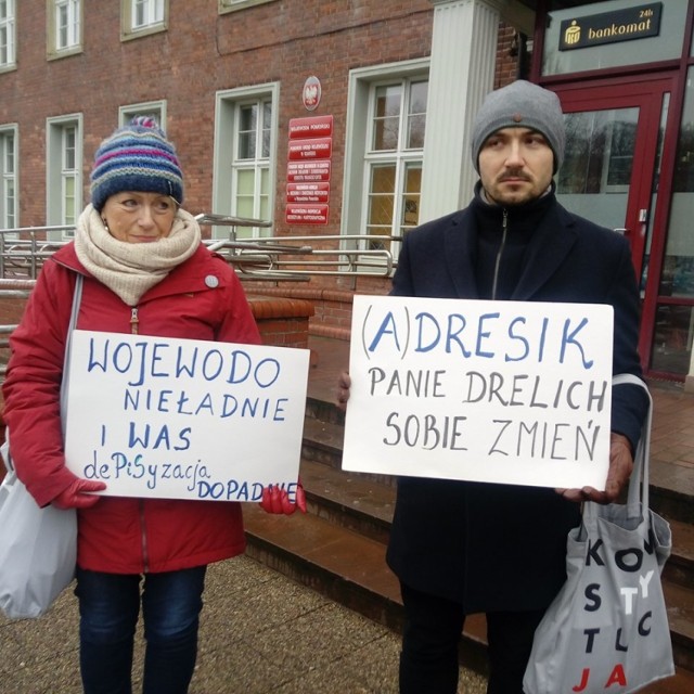 Mieszkańcy Gdańska protestowali pod siedzibą wojewody przeciwko dekomunizacji ulic