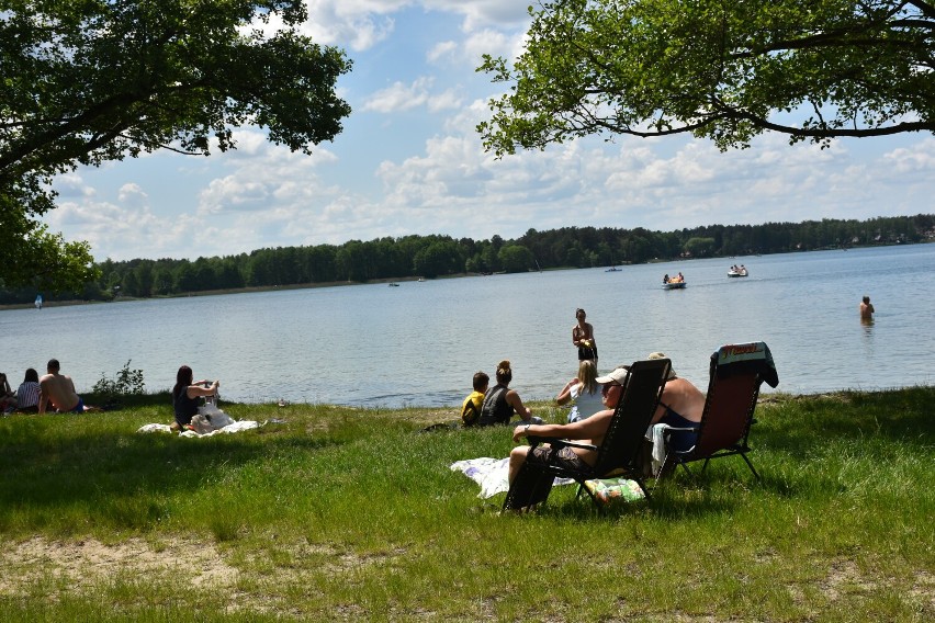 Słoneczna niedziela przyciągnęła setki  turystów nad Jezioro Białe. Zobacz zdjęcia