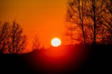 Piękny zachód słońca nad Kaszubami! Zobaczcie krwawe niebo w obiektywie Anny Nideckiej [GALERIA]