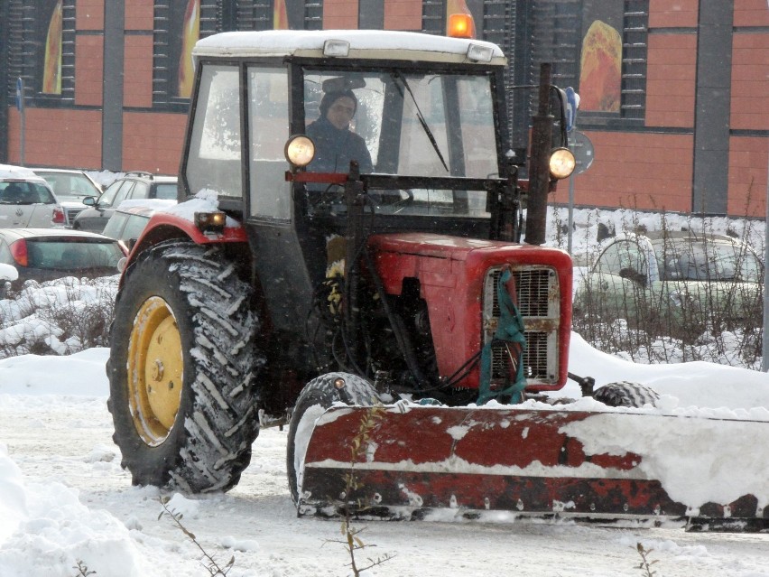 Zima w Słupsku: Centrum Handlowe Jantar walczy ze śniegiem [ZDJĘCIA]