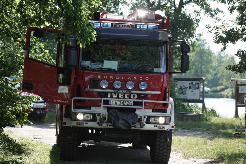 Trzy zastępy Straży Pożarnej w akcji nad jeziorem Białe