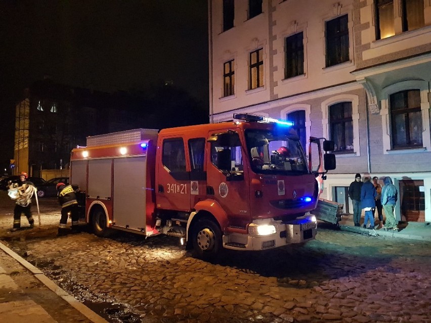 Pożar na 3 piętrze w kamienicy przy ul. Warszawskiej 8....