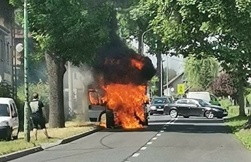 Pożar samochodu w Koszęcinie. Uwaga na utrudnienia