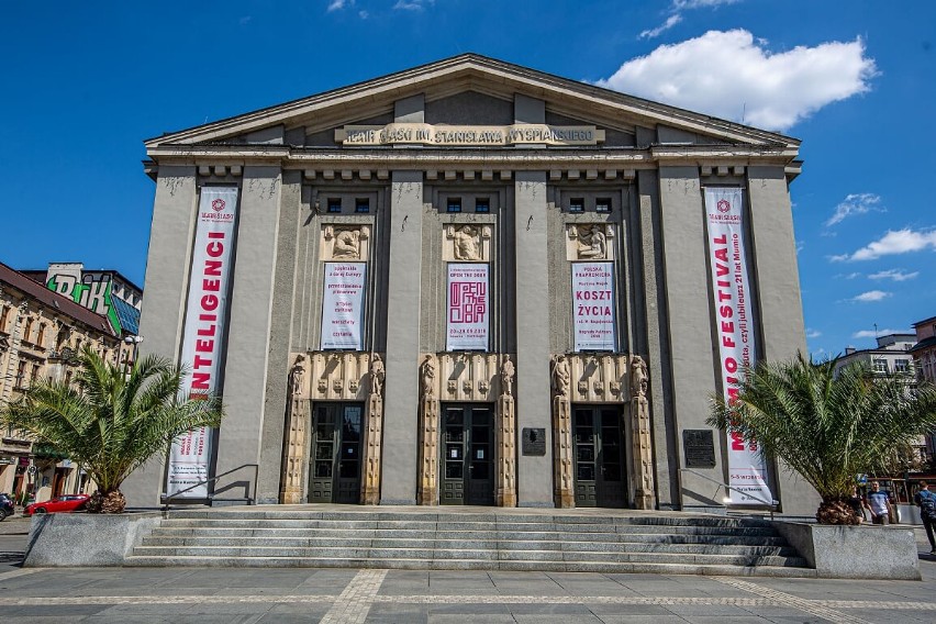 Palmy przed Teatrem Śląskim