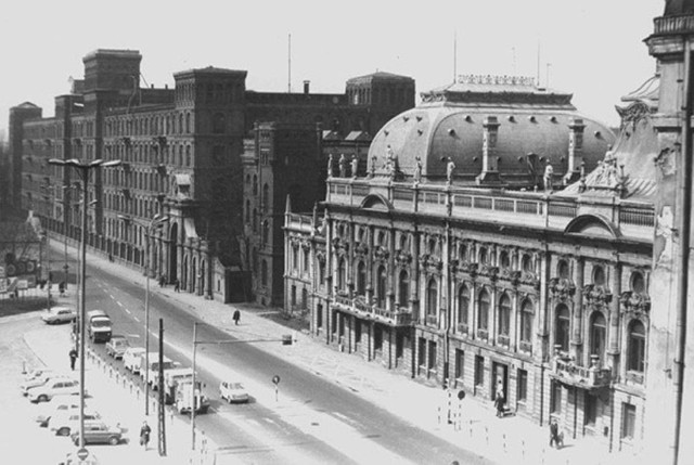 Tak w latach 70-tych wyglądała ul. Ogrodowa. Widać dawną fabrykę Izraela Poznańskiego i jego pałac w którym dziś mieści się Muzeum Miasta Łodzi