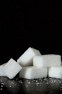 Objawy przedawkowania cukru. To są groźne sygnały, że jesz za dużo cukru