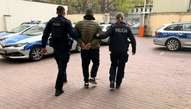 W ręce policjantów ze Śródmieścia w Warszawie wpadło dwóch mężczyzn podejrzanych o kradzież z włamaniem do sklepu oraz restauracji.