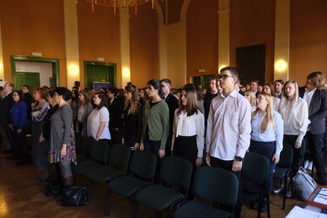 W auli toruńskiego I Liceum Ogólnokształcącego odbyła się we wtorek uroczystość wręczenia stypendiów Prezesa Rady Ministrów najzdolniejszym uczniom z terenu działania toruńskiej Delegatury Kuratorium Oświaty. Stypendia odebrało 61 uczniów. Wczoraj swoje stypendia odebrali wybitni uczniowie z Bydgoszczy i okolic, a jutro podobna uroczystość odbędzie się we Włocławku. Wyróżnienia uczniom wręczał Marek Gralik, Kujawsko-Pomorski Kurator Oświaty. 

Polecamy:
Zielona brama starówki. Co się dzieje na budowie?
Zaginiony Szymon J. odnalazł się!
2.5 kg narkotyków przy ul. Winnej w Toruniu