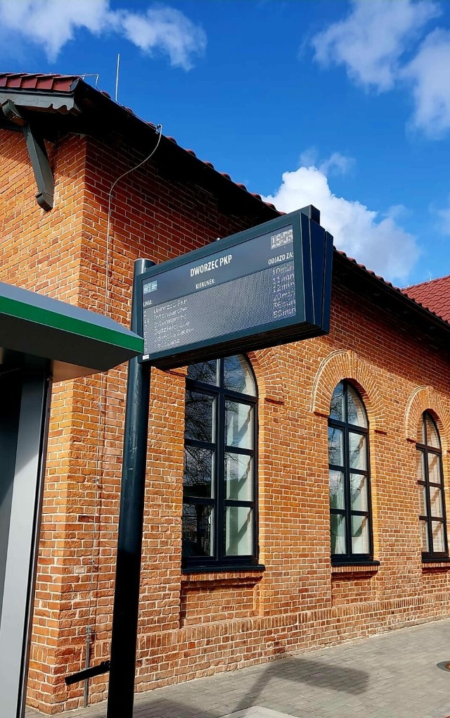 Elektroniczne rozkłady jazdy na przystankach w Zduńskiej Woli. Kolejny został ustawiony został przy dworcu PKP. To już szósta taka tablica w mieście, jaką postawiło Miejskie Przedsiębiorstwo Komunikacji.