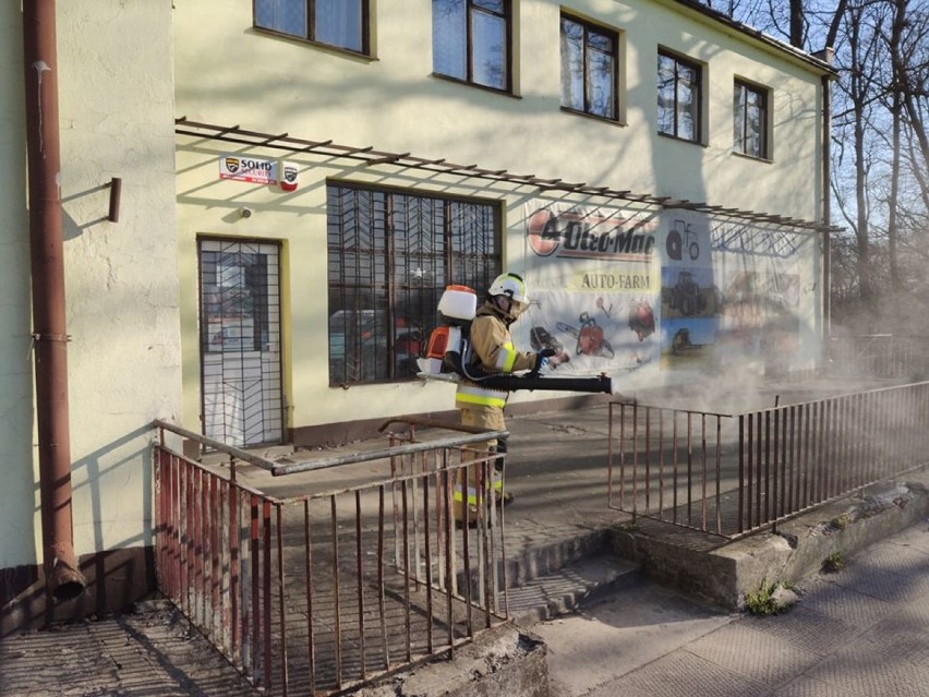 Koronawirus Kodrąb: strażacy z OSP przeprowadzili dezynfekcję miejsc publicznych