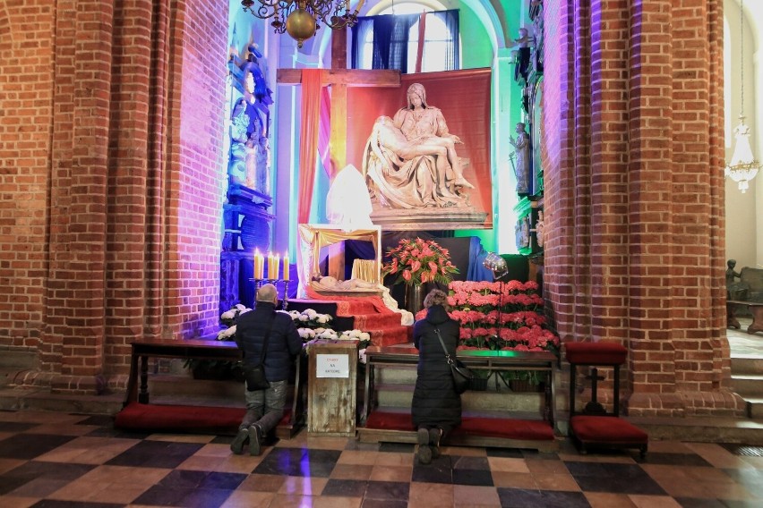 Zobacz zdjęcia Grobów Pańskich w poznańskich kościołach --->