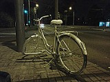 Pomnik rowerzysty w Gdyni. Ghostbike na skrzyżowaniu