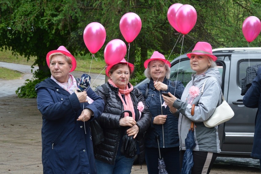 Różowe baloniki poleciały w niebo. 7. Bytowski Marsz Różowej...