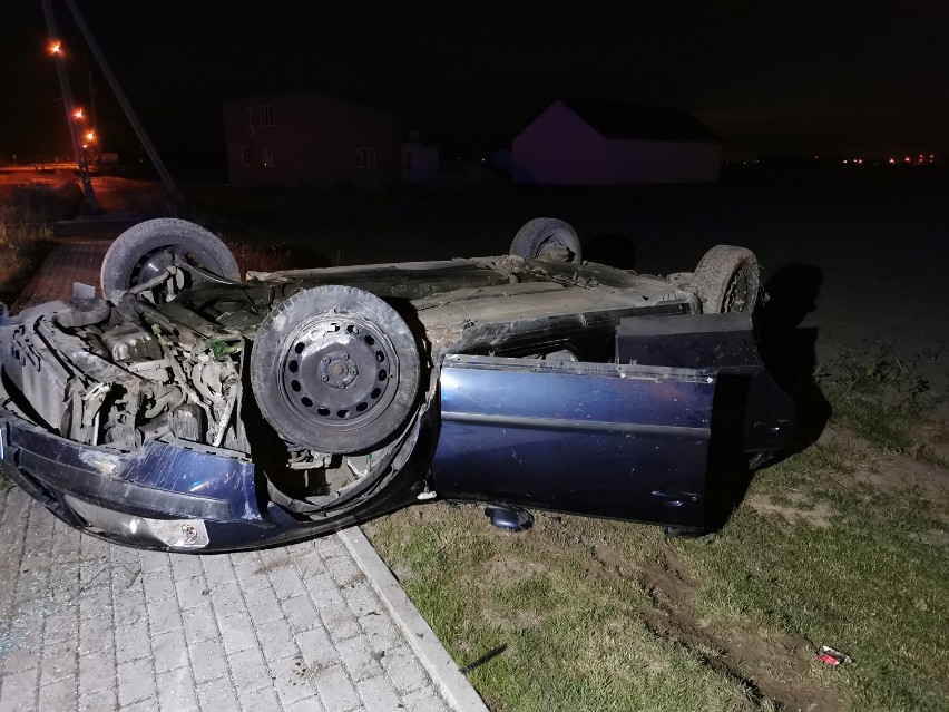 Wypadek w gminie Włocławek. Dachowanie volkswagena, kierowca miał ponad 2,5 promila [zdjęcia] 