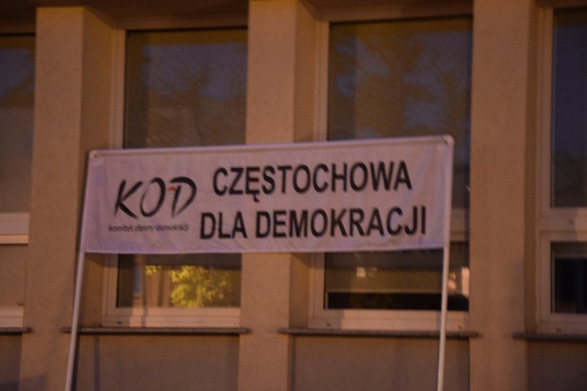 Protest KOD-u pod częstochowskimi sądami FOTO