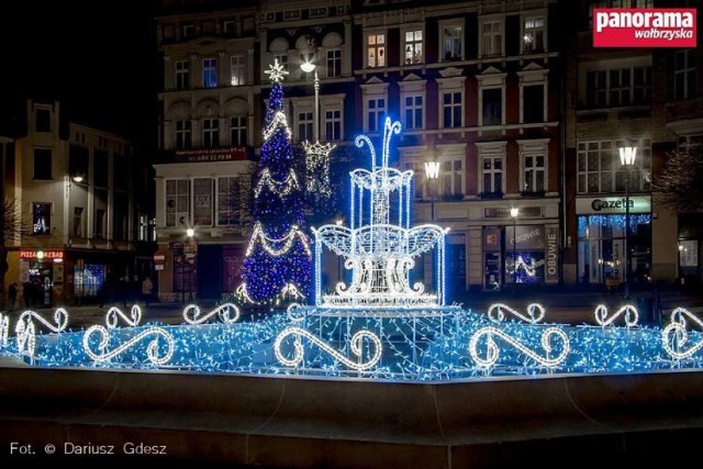 Świąteczne iluminacje w Wałbrzychu nadają miastu wyjątkowego klimatu. W tym roku, czekają nas trzy niespodzianki - kilkumetrowe ozdoby świetlne, Jedna z nich stanie na Piaskowej Górze.