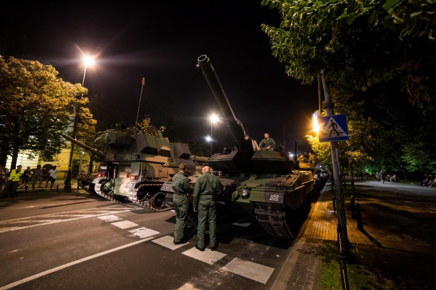 Nocna defilada wojska w Warszawie. Czołgi na Wisłostradzie