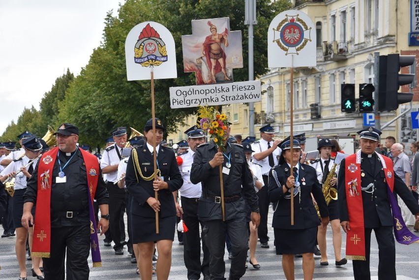 Pielgrzymka strażaków 2018 już w Częstochowie. Marszowym krokiem weszła na Jasną Górę [ZDJĘCIA]