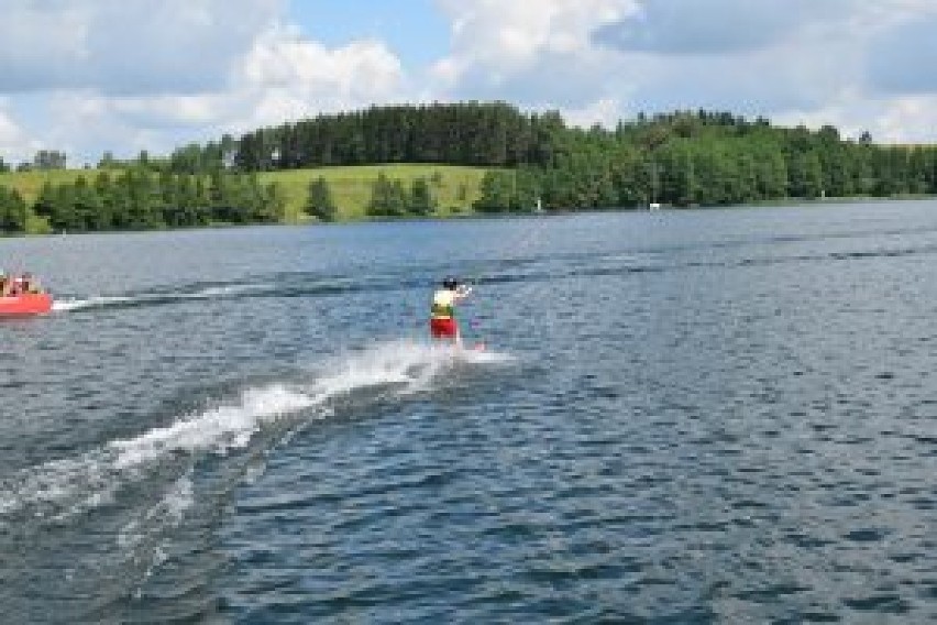 Wojewódzki Ośrodek Sportu i Rekreacji w Szelmencie. Dzieci uczyły się jeździć na nartach wodnych [Zdjęcia]