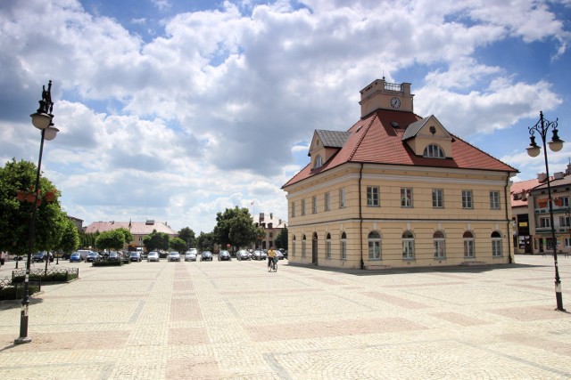 W 2-osobowych zespołach dzieci będą malować będą chodnik na placu Kościuszki