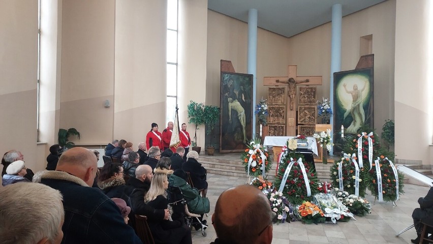 Pogrzeb Grzegorza Zakrzewskiego, zasłużonego krwiodawcy i wieloletniego prezesa klubów Honorowych Dawców Krwi w Ostrowcu. Zobacz zdjęcia
