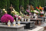 Jak zabezpieczyć kwiaty na cmentarzu przed kradzieżą? Te proste triki popsują szyki złodziejom