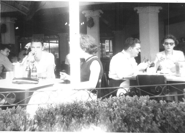 Źródło: http://commons.wikimedia.org/wiki/File:1955_New_Orleans_Restaurant.jpg