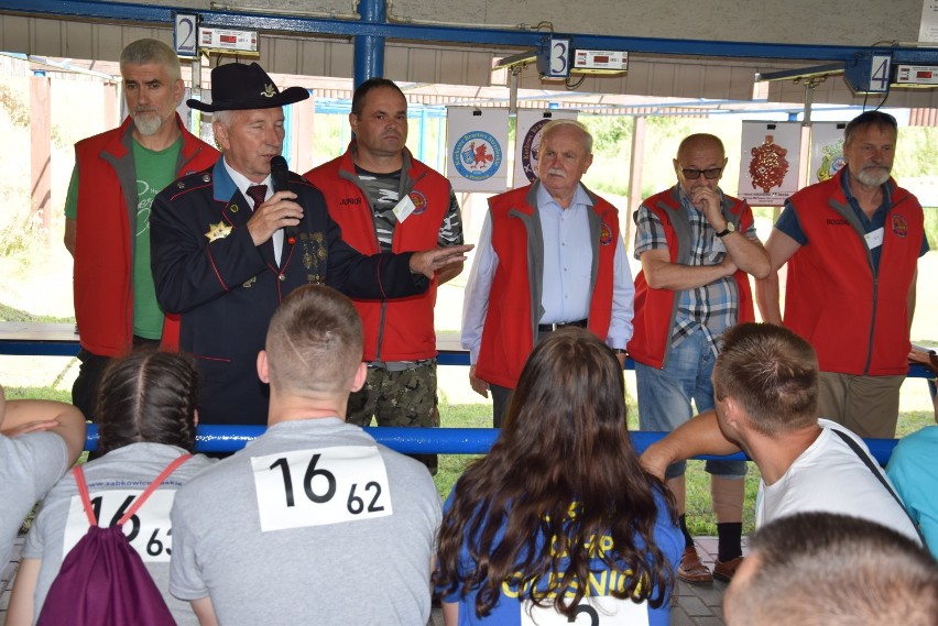 Dwadzieścia jeden zespołów CKiW OHP z całej Polski bierze udział w zawodach sportowo - strzeleckich w Pleszewie