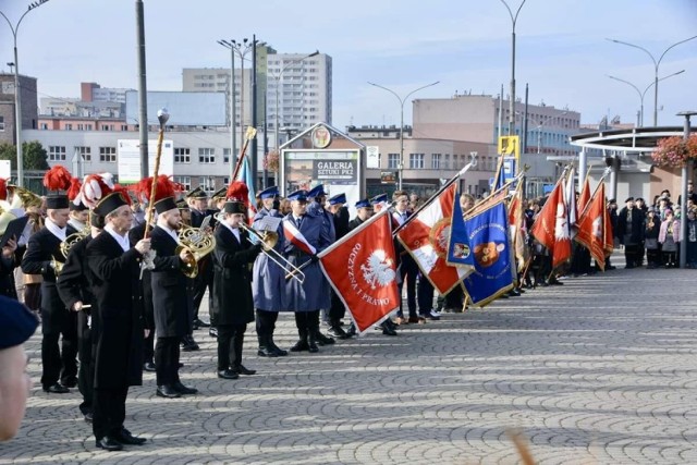 Narodowe Święto Niepodległości w Dąbrowie Górniczej. Wydarzenia odbywają się w tym mieście pod hasłem "Dni Wolnościowe"

Zobacz kolejne zdjęcia/plansze. Przesuwaj zdjęcia w prawo naciśnij strzałkę lub przycisk NASTĘPNE