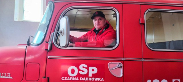 Zbigniew Gołębiewski w strażackim mercedesie z OSP Czarna Dąbrówka