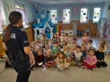 Policjantki z Olkusza odwiedziły Przedszkole "Kraina wiewiórek". Opowiedziały dzieciom o zasadach bezpieczeństwa. Zobacz zdjęcia 