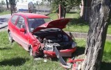 Wypadek w gminie Lubraniec. Volkswagen uderzył w drzewo [zdjęcia]