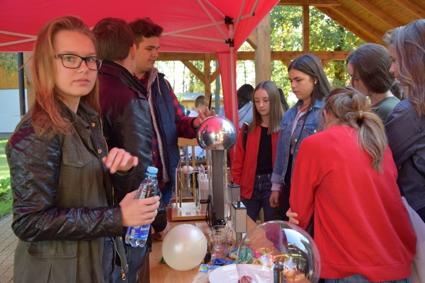 Ponad tysiąc uczniów ze szkół powiatu nowosolskiego przyszło w Parku Fizyki w Nowej Soli na Festiwal Nauki