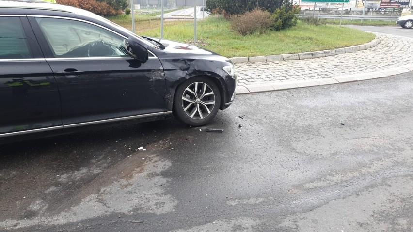 Zderzenie dwóch aut na rondzie w Kiełczewie