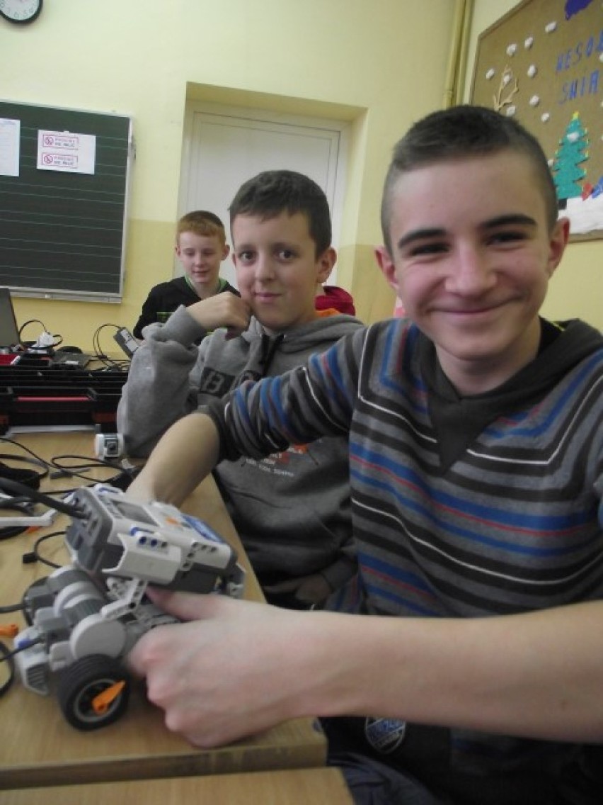 Roboty w borzytuchomskim gimnazjum. Młodzież rozwija swoje zainteresowania podczas ferii zimowych