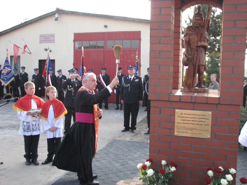 Poświęcenie pomnika dokonał Prymas Polski ks. abp Józef...