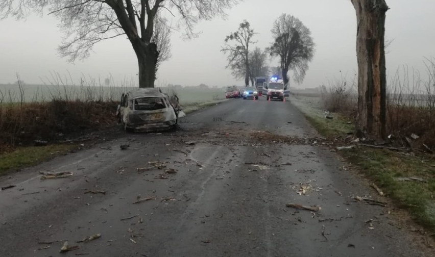 Tragiczny wypadek w powiecie brodnickim. Samochód uderzył w drzewo i spłonął