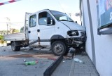 Samochód wjechał w delikatesy koło Tarnowa. Wcześniej dostawczak uderzył w dwa auta osobowe. Troje rannych w szpitalu [ZDJĘCIA]