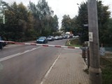 Kolejki samochodów przed przejazdem kolejowym w Żakowicach. Na otwarcie zapór kierowcy czekają nawet 40 minut!
