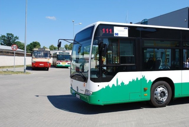 Zakup nowych autobus&oacute;w Mercedes Conecto (na pierwszym planie) pozwoli wycofać z eksploatacji stare Autosany i Scanie (na drugim planie). Fot. Krzysztof Kalkowski