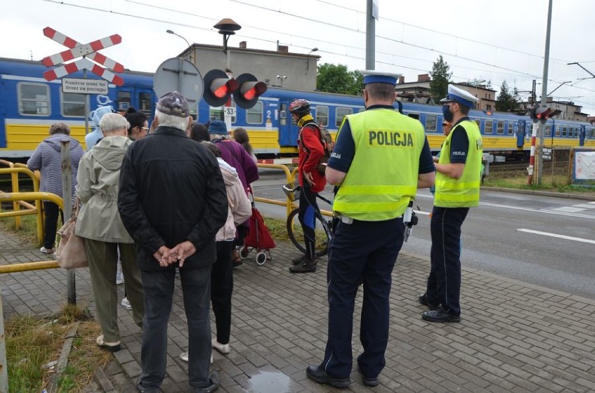 Akcja „Bezpieczny piątek”. Policjanci oraz pracownicy kolei uświadamiali o zagrożeniach