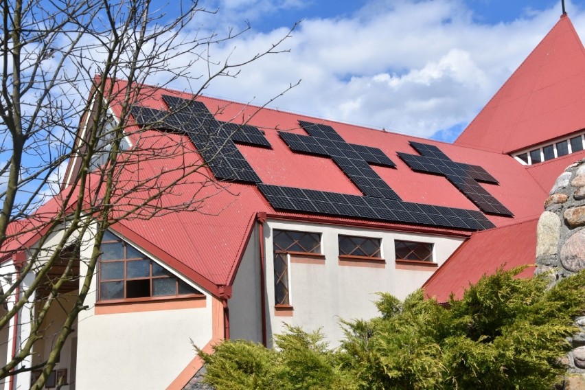 Krzyże na dachu kościoła w Łubianie obniżą rachunki za prąd [ZDJĘCIA]