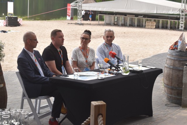 Konferencja prasowa na plaży Ośrodka Wypoczynkowego Temar w Dąbiu, dotycząca Lubuskiego Lata Kulturalnego 2021.