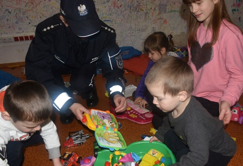 Dzieci jarosławskich policjantów przekazały swoje zabawki rówieśnikom z Ukrainy [ZDJĘCIA]